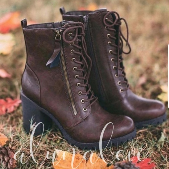 MUST- HAVE MOTO BOOTS 5-🌟 RATED NEW - Picture 3 of 3